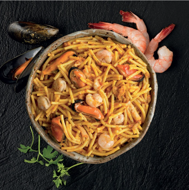 Ensalada de aguacate, hojas verdes y alga nori con fideos gordos con pescado y marisco